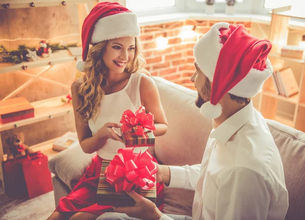 Vackra par firar jul — Stockfoto