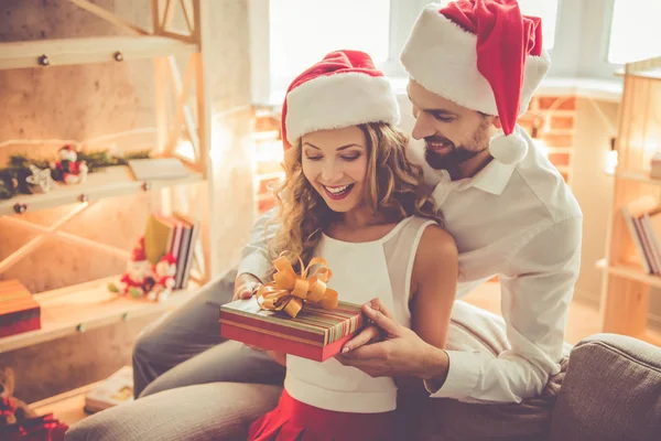 Schönes Paar feiert Weihnachten — Stockfoto