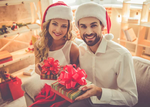 Красива пара святкує Різдво — стокове фото