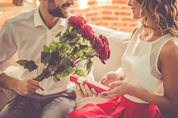 Mooie romantische paar — Stockfoto