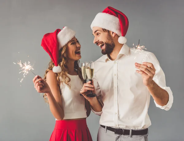Beau couple célébrant Noël — Photo