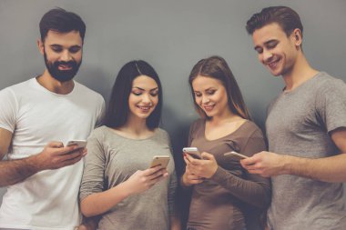 Gadget kullanan gençler