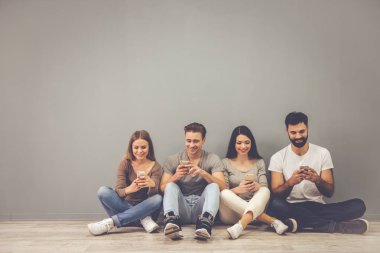 Gadget kullanan gençler