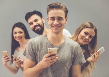 Gadget kullanan gençler