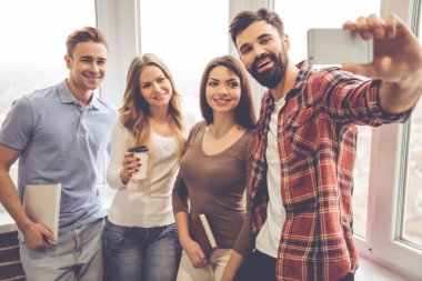 Gadget kullanan gençler