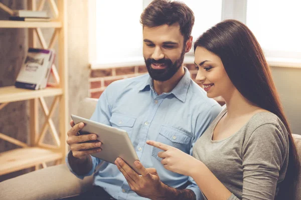 Atractiva pareja joven — Foto de Stock