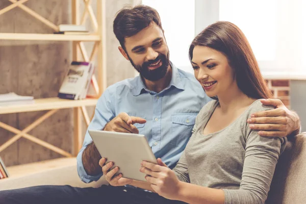 Atractiva pareja joven — Foto de Stock