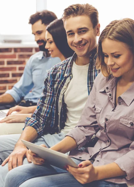 Vrienden met gadgets — Stockfoto