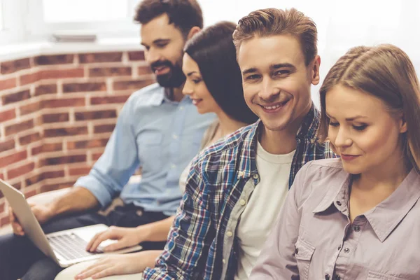 Amigos con gadgets — Foto de Stock