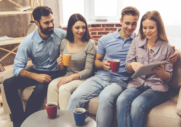 Amigos en casa — Foto de Stock