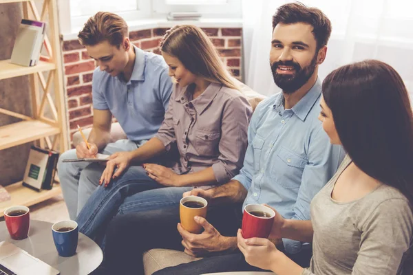 Amigos em casa — Fotografia de Stock