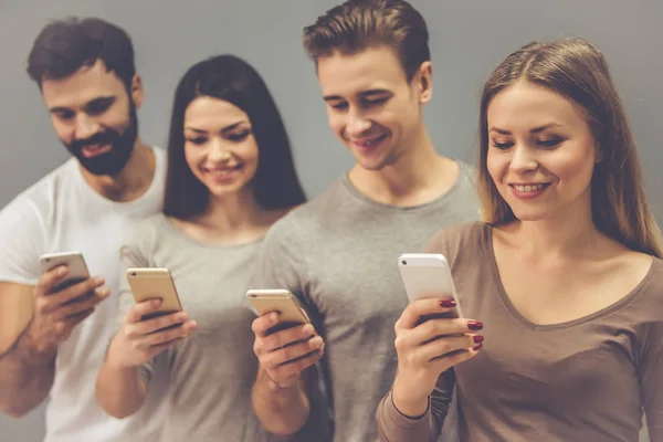 Jóvenes con Gadgets —  Fotos de Stock