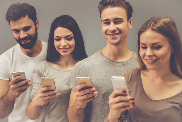 Jóvenes con Gadgets —  Fotos de Stock