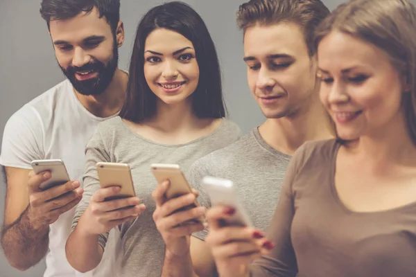 Jeunes avec des gadgets — Photo