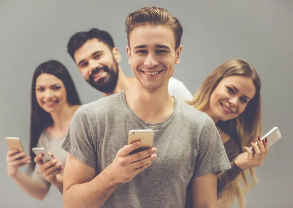 Jóvenes con Gadgets —  Fotos de Stock