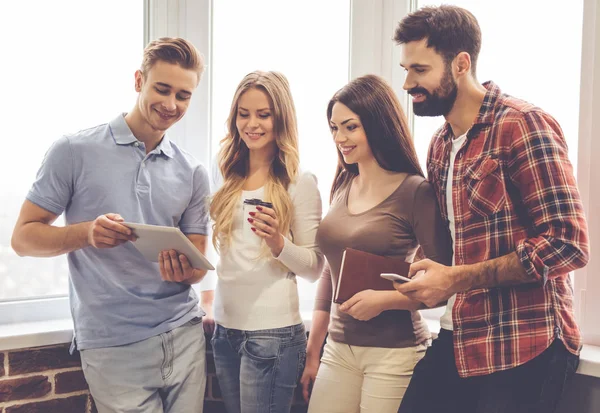 Jóvenes con Gadgets — Foto de Stock