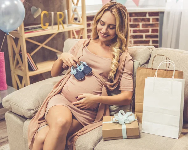 Mujer embarazada hermosa — Foto de Stock