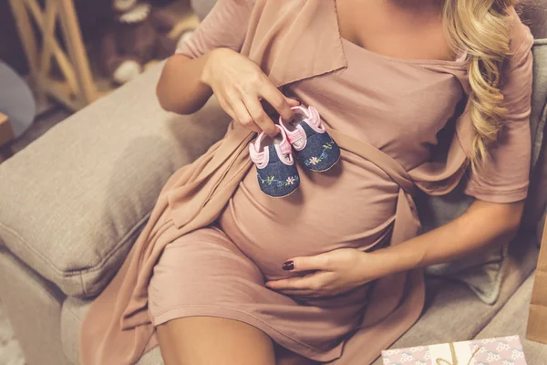 Schöne schwangere Frau — Stockfoto