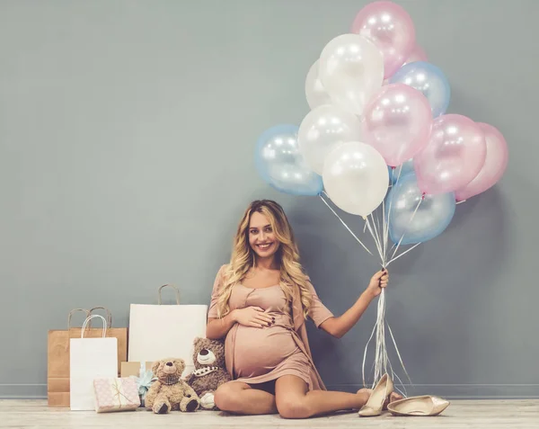 Mujer embarazada hermosa — Foto de Stock