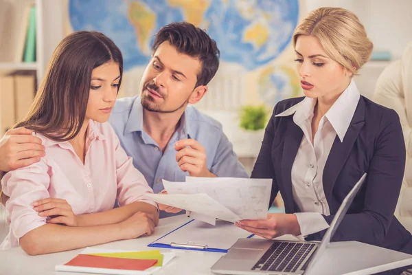 Besuch im Reisebüro — Stockfoto