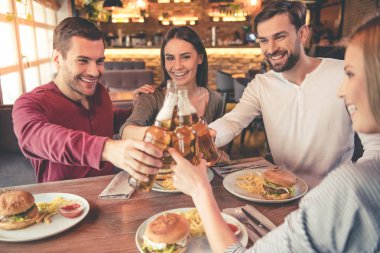 Kafede oturan arkadaşlar