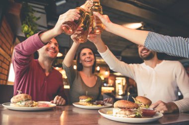 Kafede oturan arkadaşlar