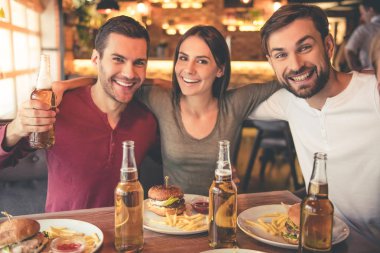 Kafede oturan arkadaşlar