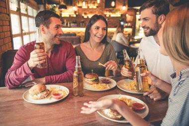 Kafede oturan arkadaşlar