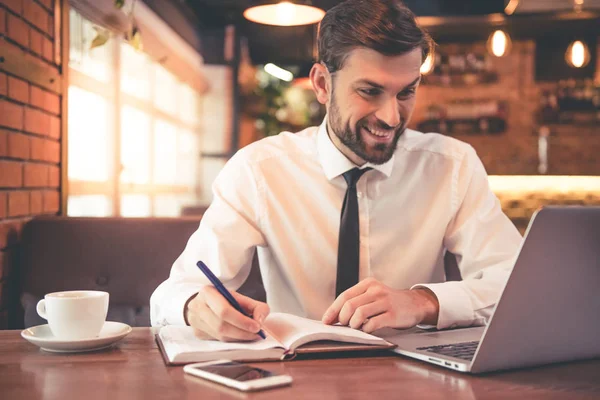 Hombre de negocios guapo en la cafetería — Foto de Stock