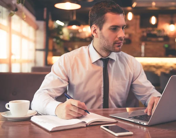 Atractivo empresario en la cafetería — Foto de Stock