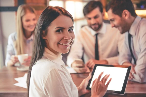 Zakenmensen in café — Stockfoto