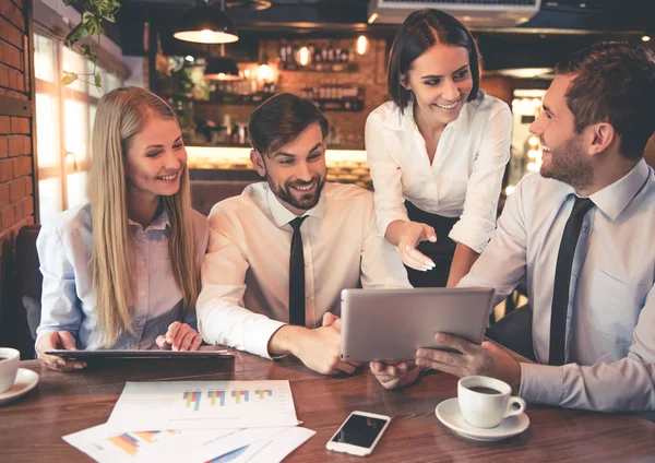 Zakenmensen in café — Stockfoto