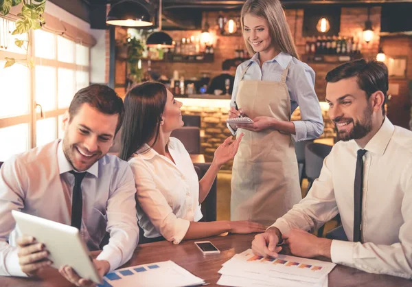 Zakenmensen in café — Stockfoto