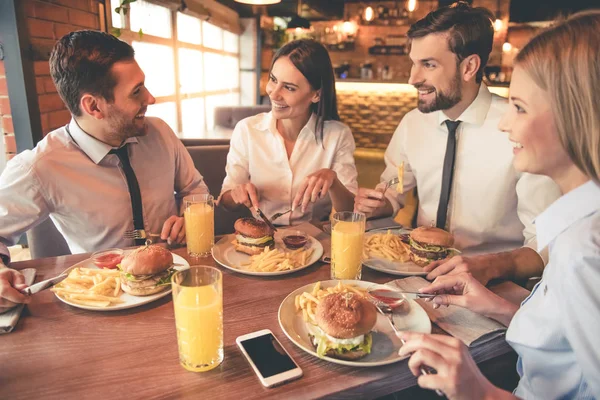 Equipo de negocios descansando en la cafetería — Foto de Stock