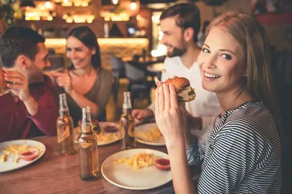 Friends resting in cafe — Stock Photo, Image