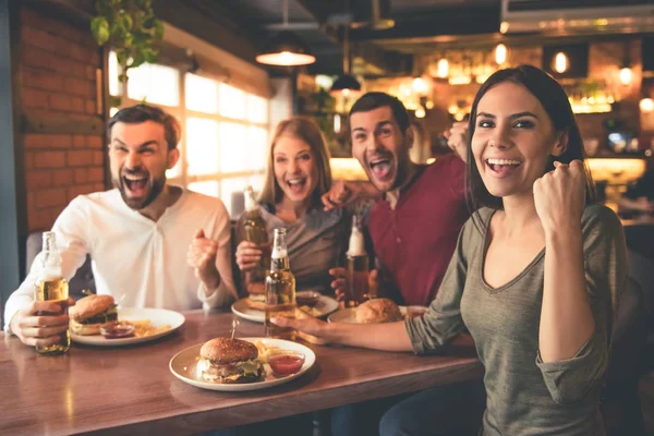 Friends resting in cafe — Stock Photo, Image