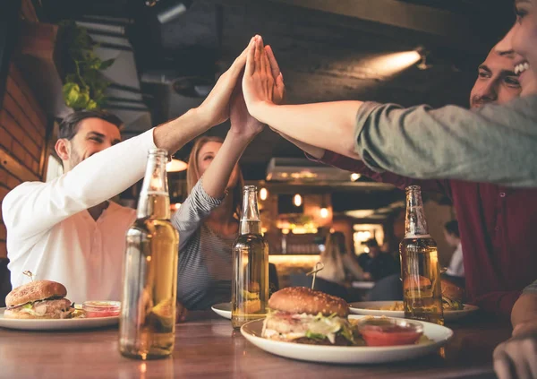 Friends resting in cafe — Stock Photo, Image