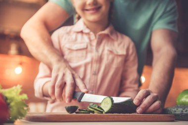 Baba ve kızı pişirme