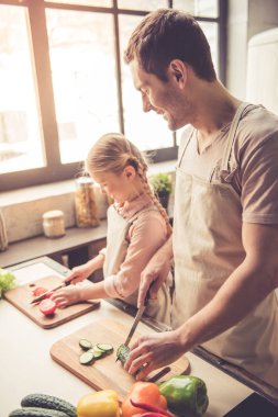 Baba ve kızı pişirme