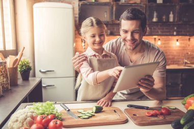 Baba ve kızı pişirme