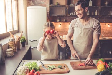 Baba ve kızı pişirme
