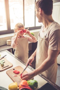 Baba ve kızı pişirme