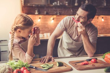 Baba ve kızı pişirme