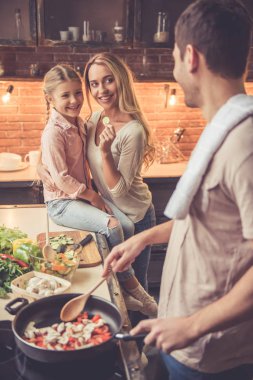 Genç aile yemek
