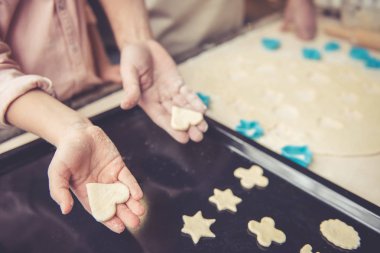 Baba ve kızı pişirme