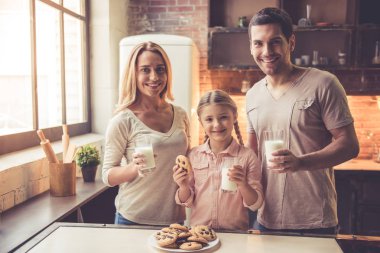 Genç aile mutfakta.