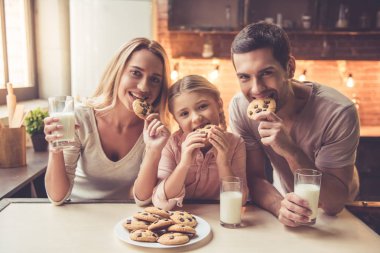 Genç aile mutfakta.