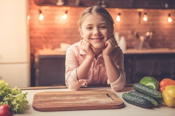Маленька дівчинка, приготування їжі — стокове фото