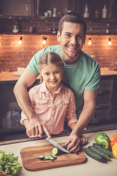 Father and daughter cooking — Stock Photo, Image
