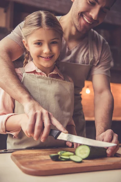 Far och dotter matlagning — Stockfoto